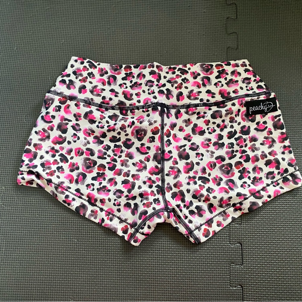 Peachy athletic leo shorts, M
